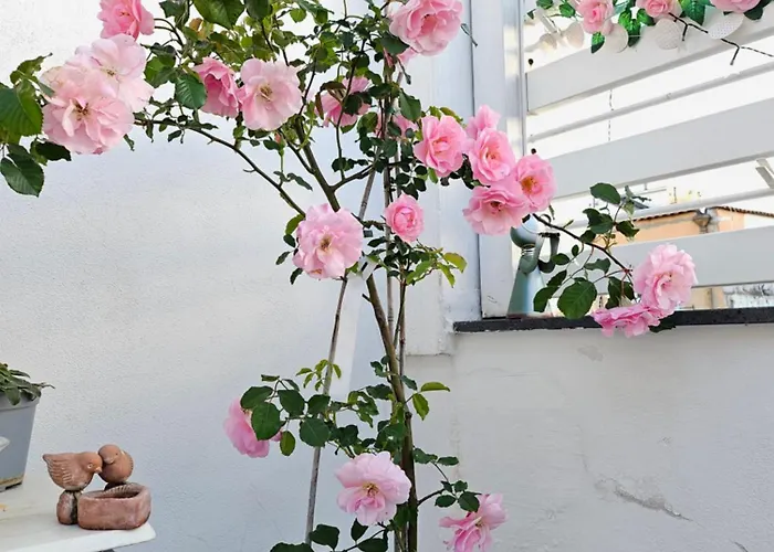 Sky-terrace In Station, 3 Bedrooms Νάπολη